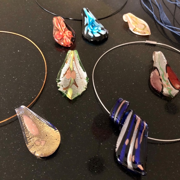 Glass pendants with magnet wire & ribbon chain - Picture 3 of 3